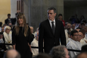 Juez español envía a juicio a la mujer de Pedro Sánchez y le retira el pasaporte