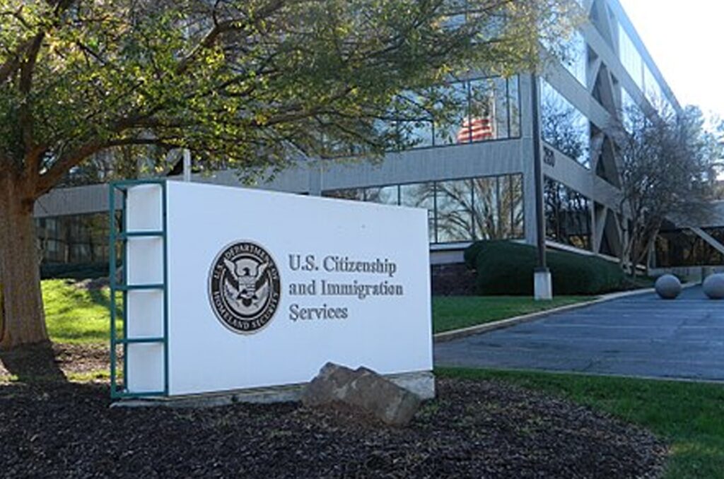 Juez federal anula políticas migratorias de Trump