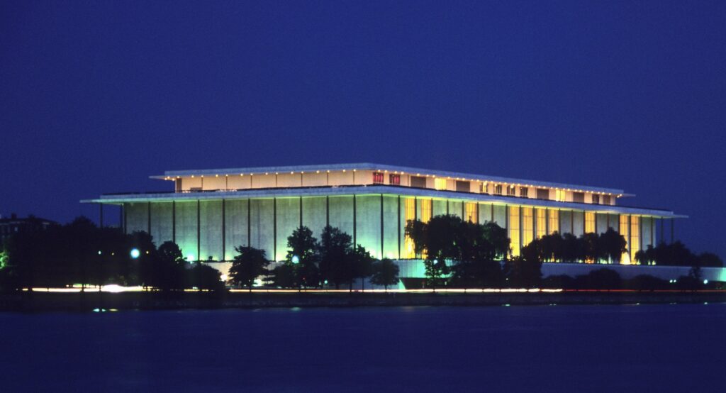 Juez rechaza recurso para detener retiro del nombre "Trump" del Kennedy Center - AlbertoNews