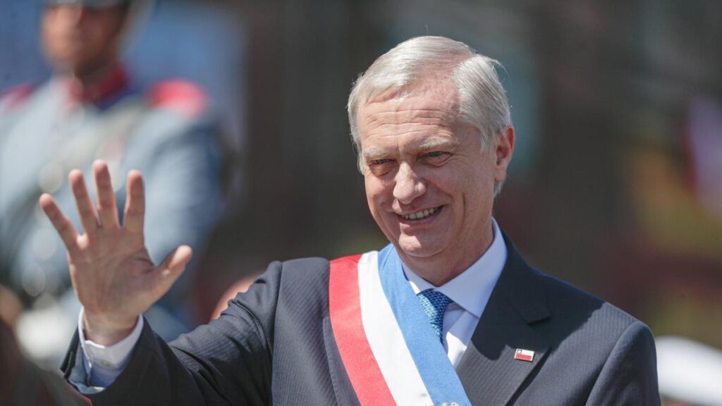 José Antonio Kast saluda a sus seguidores.