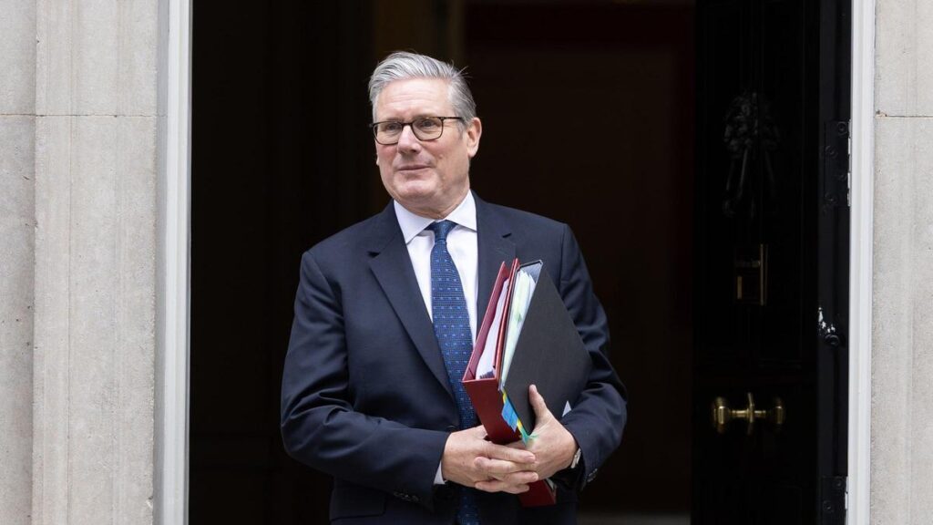 El primer ministro británico, Keir Starmer, a la salida de Downing Street.