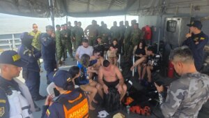 La Armada Nacional rescató a 10 náufragos que habían sucumbido a la fuerza del mar en el Golfo de Urabá: entre los viajeros hay una menor de 13 años