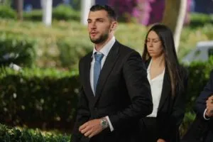 La Audiencia condena a ocho años y medio de cárcel al futbolista Rafa Mir por agresión sexual a una joven | europapress.es