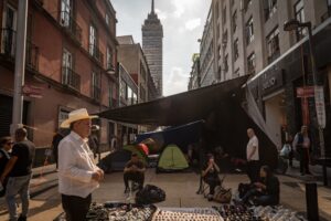 La CNTE extiende su campamento y redobla su amenaza de paralizar Ciudad de México