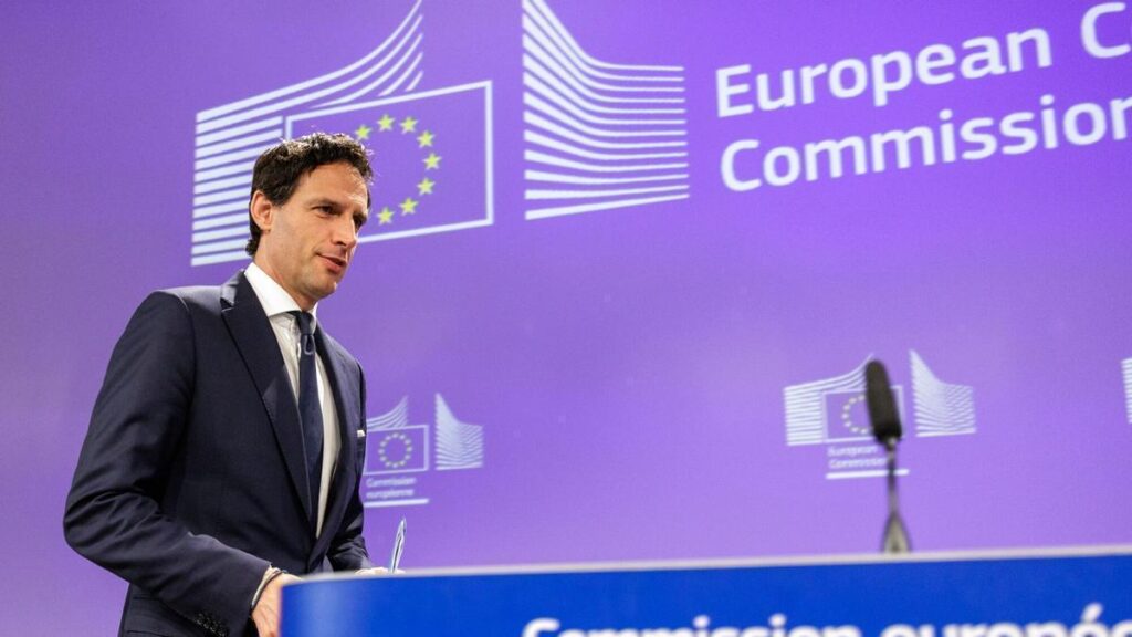 El comisario europeo de Clima, Cero Emisiones Netas y Crecimiento Limpio, Wopke Hoekstra, interviene durante una rueda de prensa sobre las propuestas generales en materia de fiscalidad.