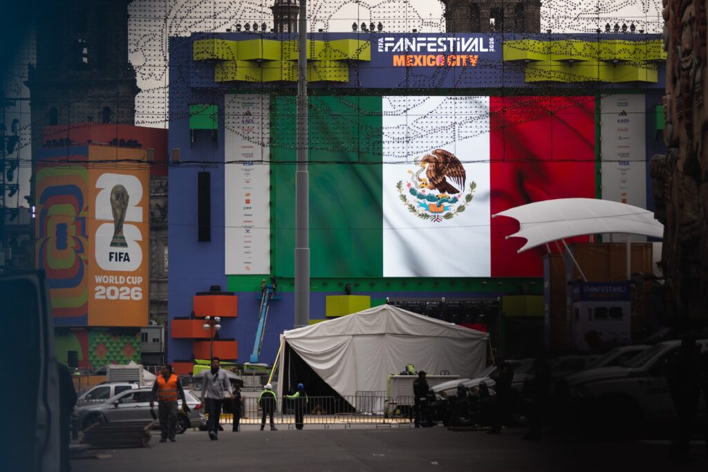 Preparativos del Fan Fest del Zócalo de Ciudad de México, el 9 de junio.