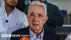 La Fiscalía de Colombia abre una investigación contra el expresidente Uribe por presuntos vínculos con paramilitares y dos masacres de los 90