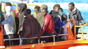 La UE aprueba el endurecimiento de la política migratoria y la expulsión de personas en situación irregular | elperiodico.com
