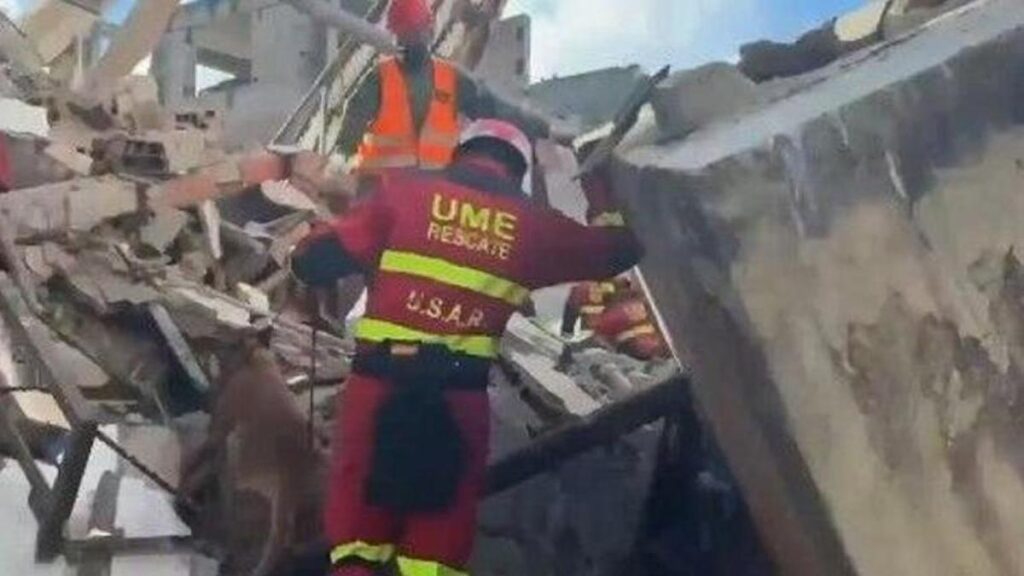 Personal de la UME, en las labores de rescate en Venezuela.