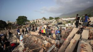 La UME rescata a una persona con vida tras permanecer 72 horas atrapada bajo escombros en La Guaira | elperiodico.com