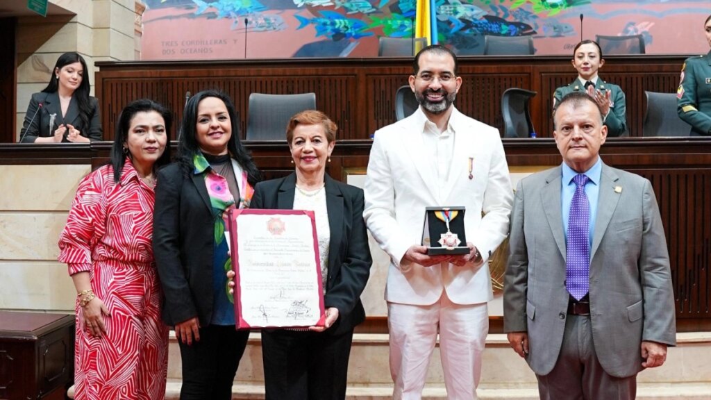 La Universidad Simón Bolívar recibe la Orden de la Democracia por su apuesta educativa en las regiones
