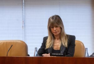 La acusación mantiene la petición de retirada de pasaporte para Begoña Gómez y que comparezca cada 15 días en el juzgado | europapress.es