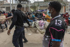 La búsqueda de vida prosigue pese al olor a muerte entre los escombros de La Guaira – AlbertoNews