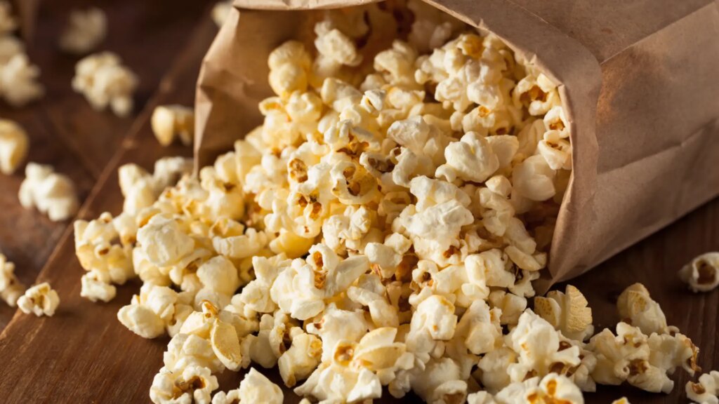 La curiosa historia de las palomitas de maíz: de usarse para adornar altares a ser el tentempié preferido de muchas personas en el cine