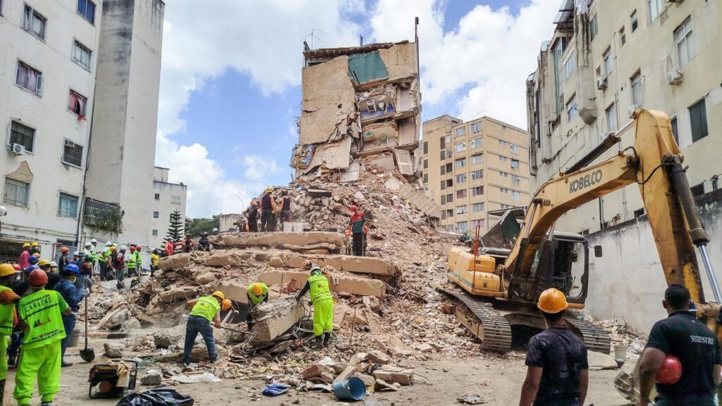 Equipos de rescate trabajan para localizar posibles supervivientes tras el doble seísmo en Venezuela