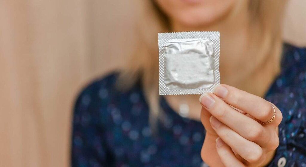 La medida que busca frenar las infecciones de transmisión sexual entre los jóvenes: preservativos gratis desde los 16 años