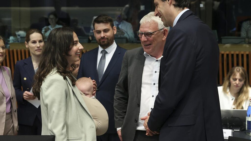 La ministra sueca de Clima y Medioambiente acude a un consejo de la UE con su bebé de tres meses