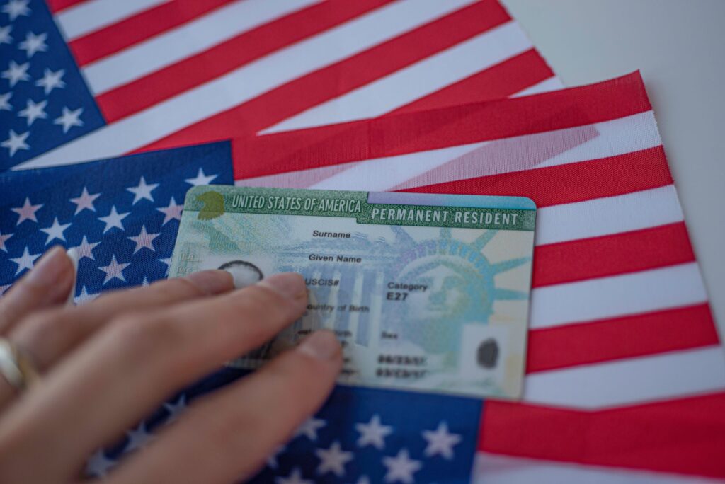 La nueva regla de Trump sobre las 'green cards' golpea a la migración legal – Efecto Cocuyo