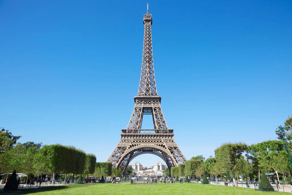 La ola de calor en Francia obliga a cerrar la Torre Eiffel