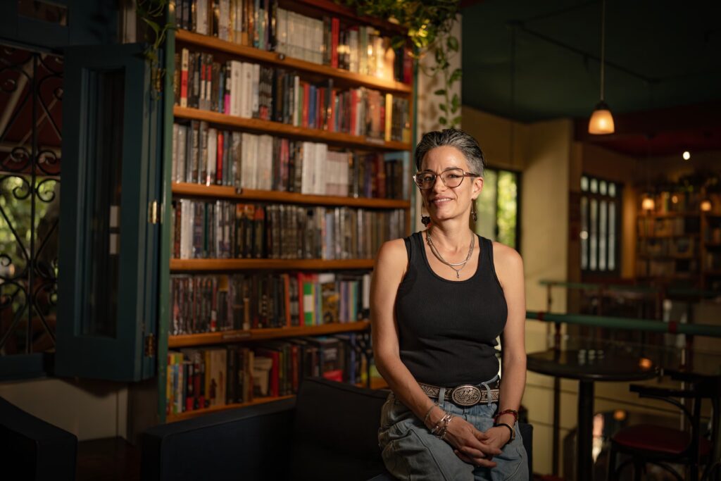 Gabriela Jauregui en la Cafebrería El Péndulo, en Ciudad de México, el 3 de junio.