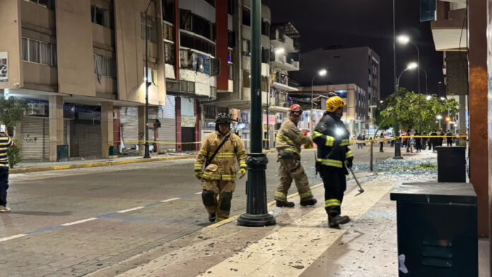 Lanzan explosivos contra sede de la agencia reguladora de minas en Ecuador