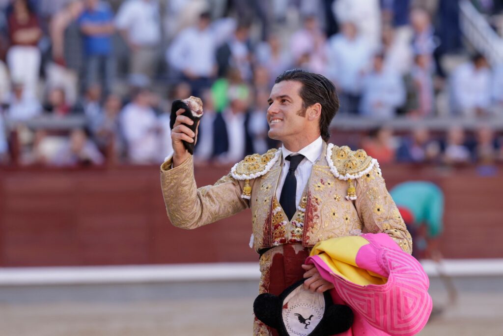 José Garrido pasea la oreja que cortó a su primer toro.