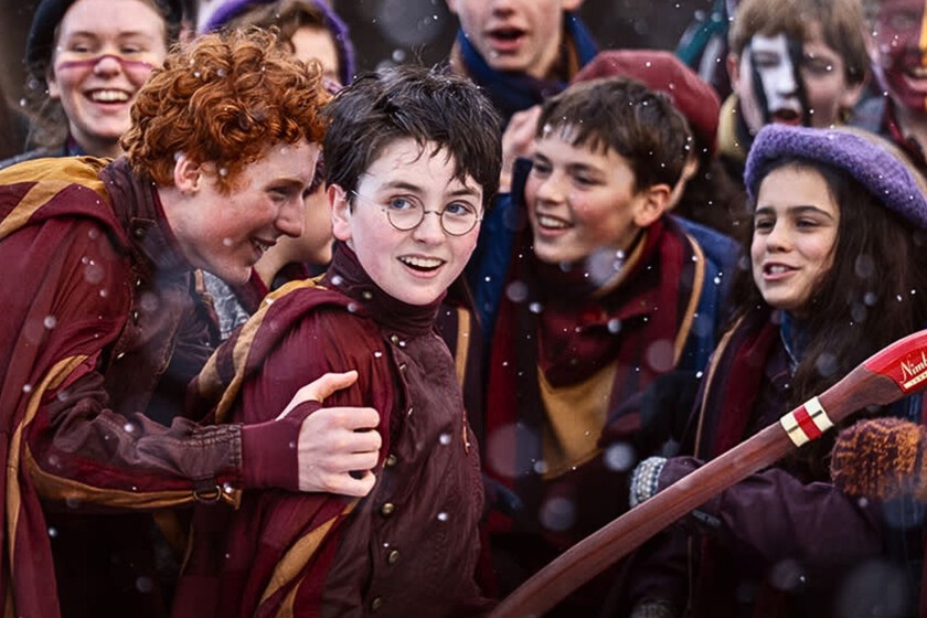 Las brujas y los magos de Harry Potter llevan siglos volando en escobas de forma incorrecta; la serie de HBO pretende corregirlo