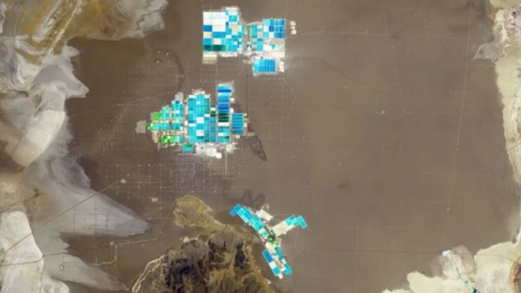 Las imágenes por satélite de la NASA muestran un paisaje casi psicodélico en el Salar de Atacama, pero lo que parecen colores hipnóticos es en realidad una advertencia ambiental. Detrás del litio que alimenta el coche eléctrico hay millones de litros de agua evaporados y un ecosistema cada vez más presionado