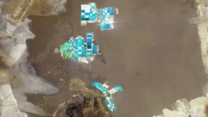 Las imágenes por satélite de la NASA muestran un paisaje casi psicodélico en el Salar de Atacama, pero lo que parecen colores hipnóticos es en realidad una advertencia ambiental. Detrás del litio que alimenta el coche eléctrico hay millones de litros de agua evaporados y un ecosistema cada vez más presionado