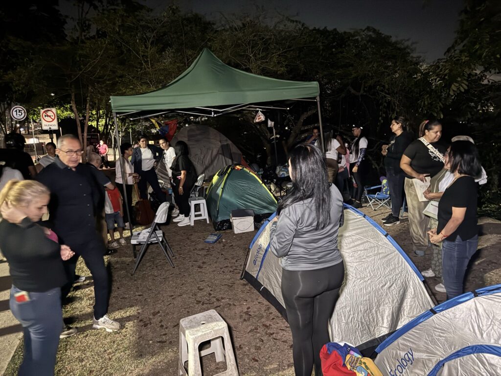 Las impactantes IMÁGENES de la cuarta noche de vigilia frente a la Embajada de EEUU en Caracas