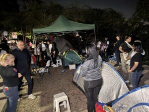 Las impactantes IMÁGENES de la cuarta noche de vigilia frente a la Embajada de EEUU en Caracas
