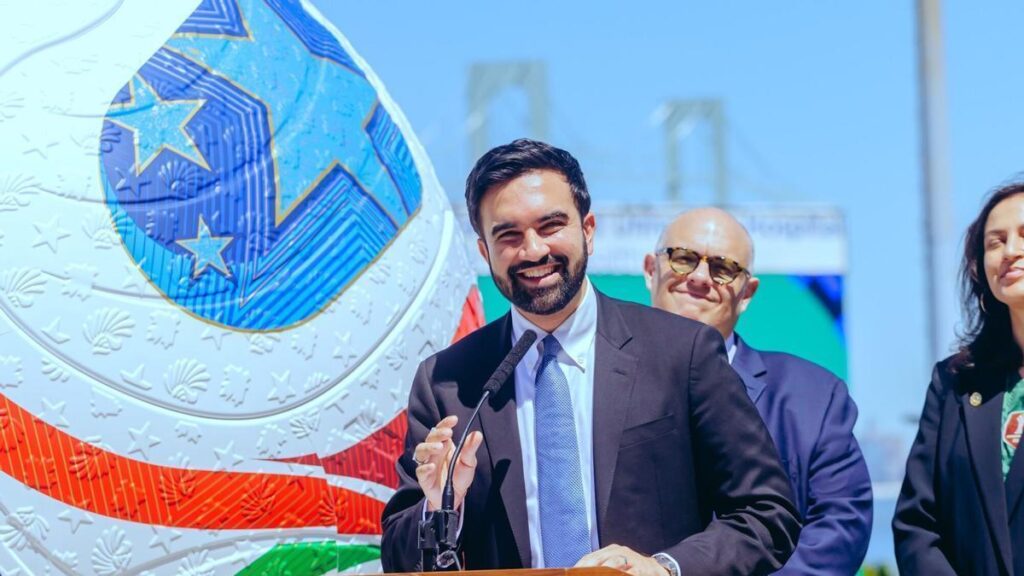 El alcalde de Nueva York, Zohran Mamdani, habla frente a un gran balón de fútbol durante una rueda de prensa en el Staten Island University Hospital Community Park
