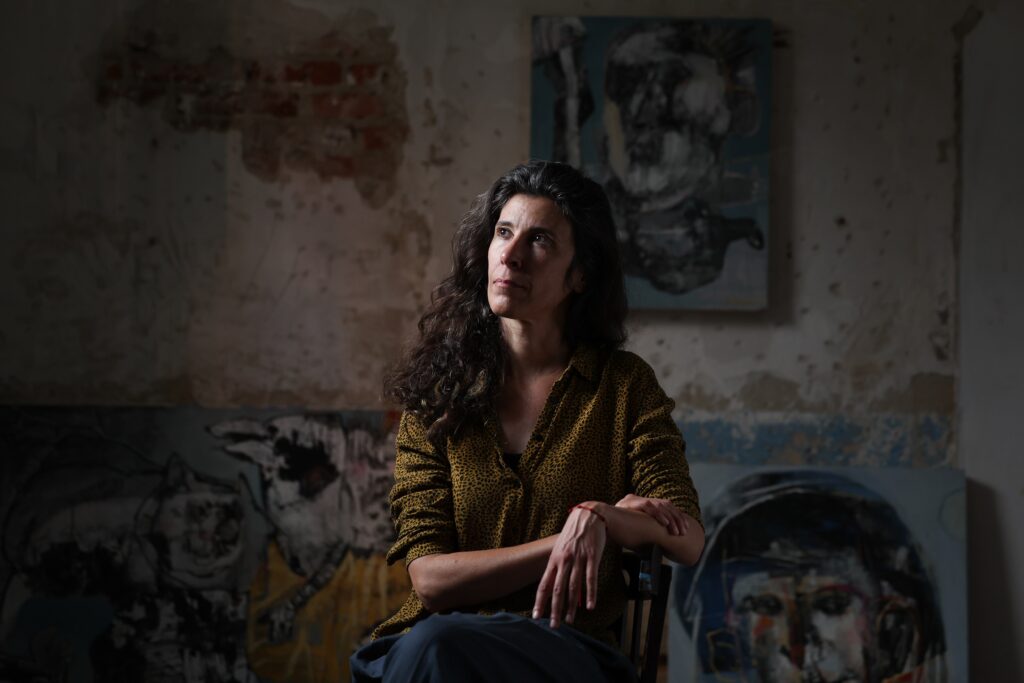 La pintora e ilustradora Eulogia Merle en su estudio en el barrio madrileño de Usera, el pasado 4 de mayo.