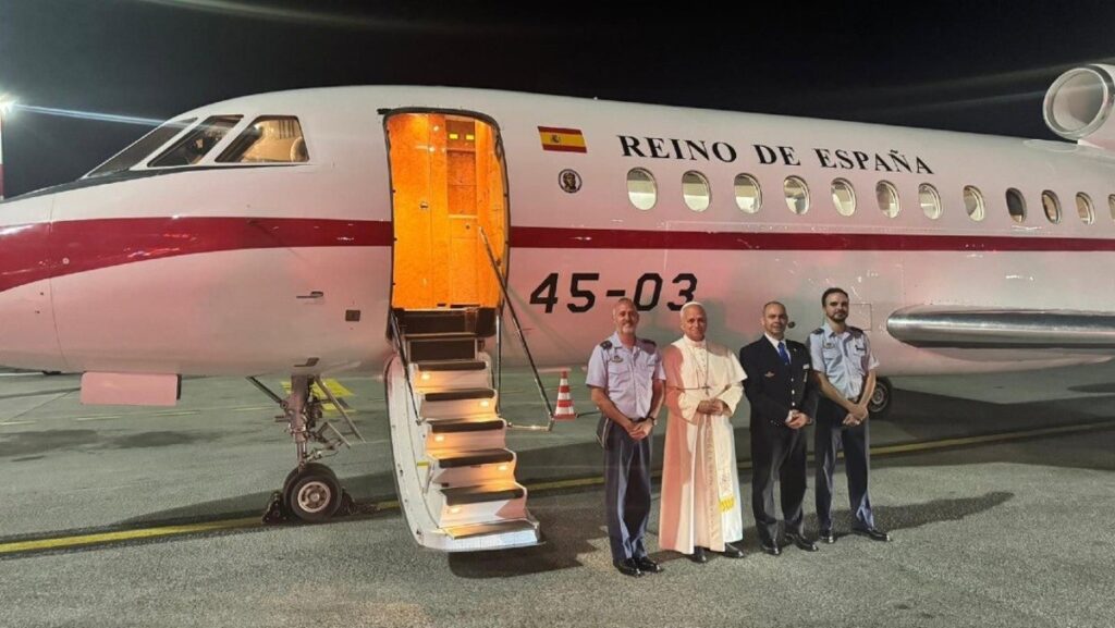 León XIV, a la tripulación del Falcon que lo trasladó a Roma: "Muchas gracias por habernos salvado"