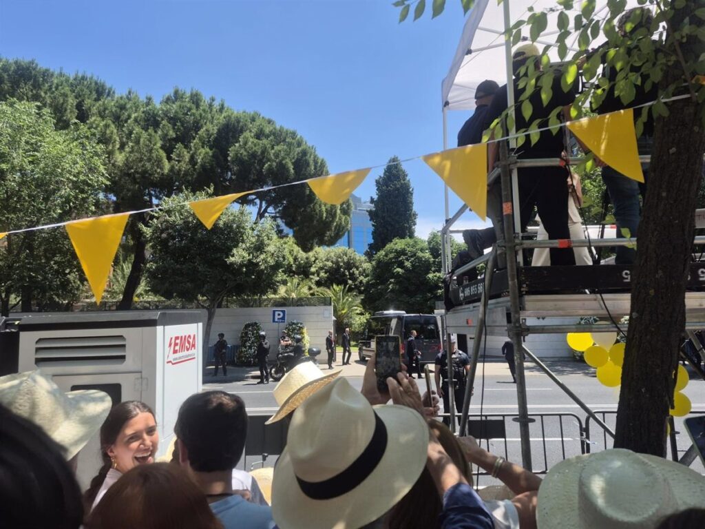 León XIV descansa en la Nunciatura: "¡Papa León, asómate al balcón!"