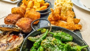 Llega a Sevilla el primer buffet libre de tapas: hay más de 60 y están hechas al momento