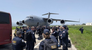 Llegan a Venezuela rescatistas de California y Virginia apoyados por el ejército de EE.UU.