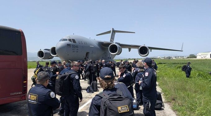Llegan a Venezuela rescatistas de California y Virginia apoyados por el ejército de EE.UU.