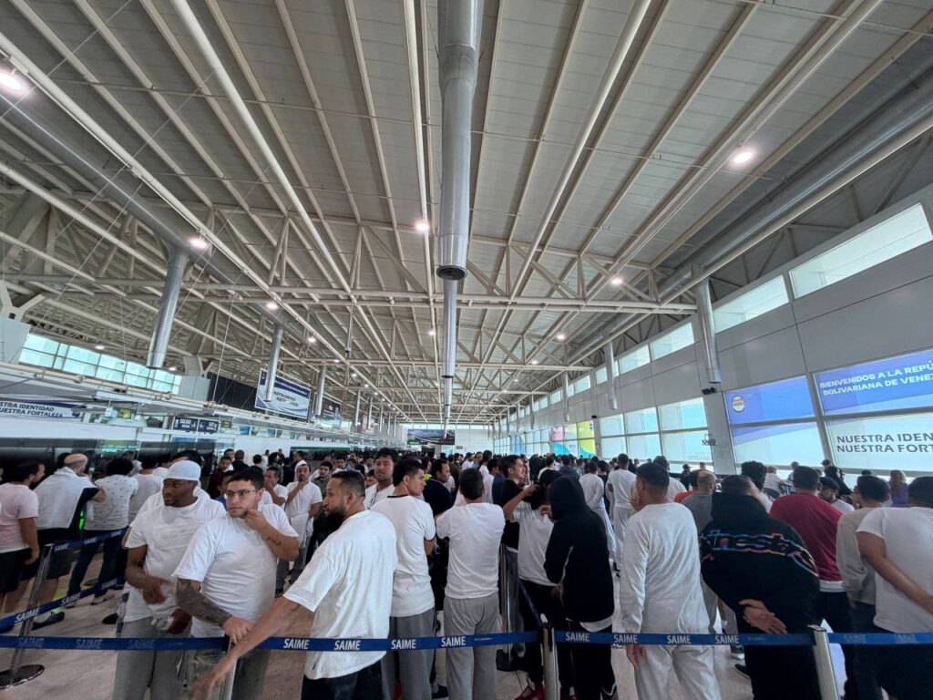 Llegó a Maiquetía otro vuelo con casi 260 migrantes deportados de EEUU