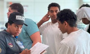 Llegó a Maiquetía un nuevo vuelo con más de 130 migrantes venezolanos deportados de EEUU