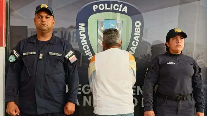 Lo arrestan por agredir a una mujer y a un menor de edad