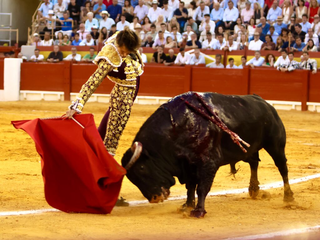 Roca Rey, durante la faena de muleta a su segundo toro.