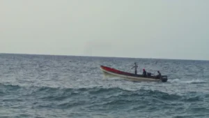 Localizan con vida a pescadores tras el hundimiento embarcación