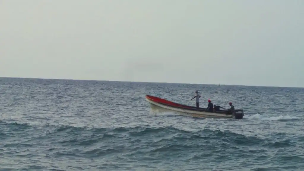 Localizan con vida a pescadores tras el hundimiento embarcación