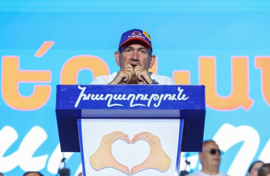 YEREVAN (Armenia), 05/06/2026.- Armenian Prime Minister Nikol Pashinyan addresses supporters during a final Civil Contract party campaign rally ahead of parliamentary elections at Republic Square in Yerevan, Armenia, 05 June 2026. Parliamentary elections are scheduled for 07 June 2026 to elect members of the National Assembly. (Elecciones) EFE/EPA/HAYK BAGHDASARYAN /PHOTOLURE