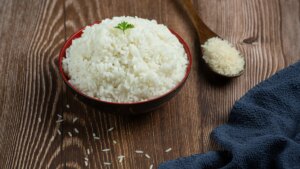 Los chefs vascos coinciden: «El arroz blanco perfecto se cocina rehogando primero unos dientes de ajo en aceite»
