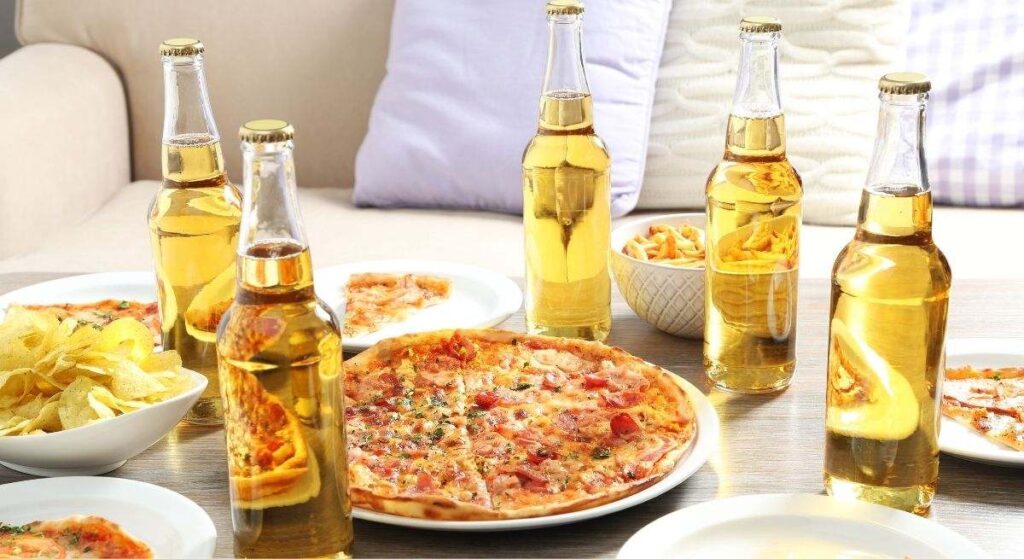 Los científicos coinciden | Este es el motivo por el que te apetece comer patatas fritas o pizza después de beber alcohol