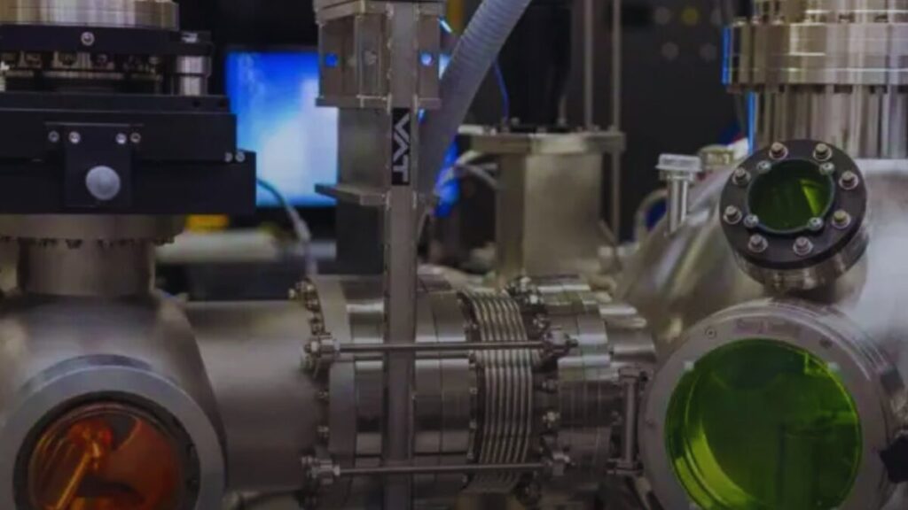 Los electrones encontraron un carril secreto entre dos materiales exóticos y dejaron de moverse como esperaban los físicos. El cristal líquido cuántico observado por Rutgers abre una nueva forma de controlar la materia
