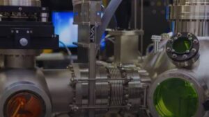 Los electrones encontraron un carril secreto entre dos materiales exóticos y dejaron de moverse como esperaban los físicos. El cristal líquido cuántico observado por Rutgers abre una nueva forma de controlar la materia