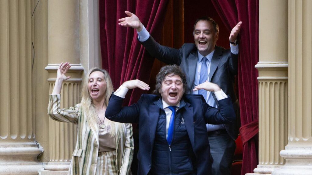 Archivo - El presidente argentino, Javier Milei, junto a la secretaria general de la Presidencia, Karina Milei, y el jefe de Gabinete, Manuel Adorni.